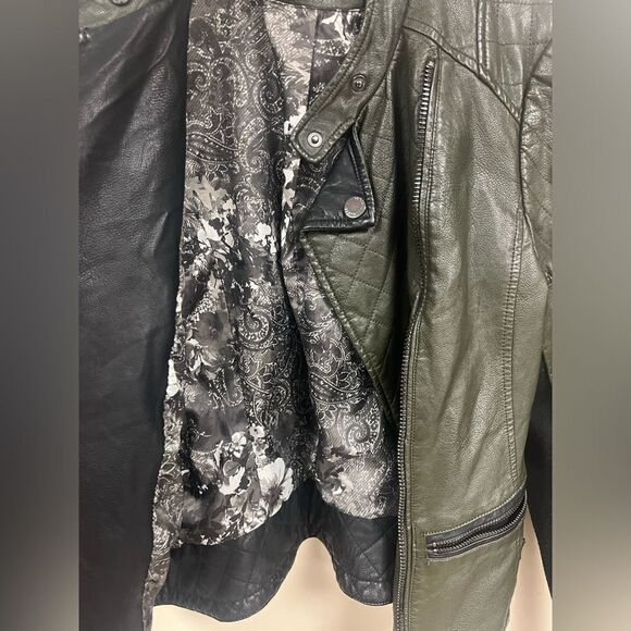 Guess olive color moto faux leather jacket. Size S - Picture 11 of 11